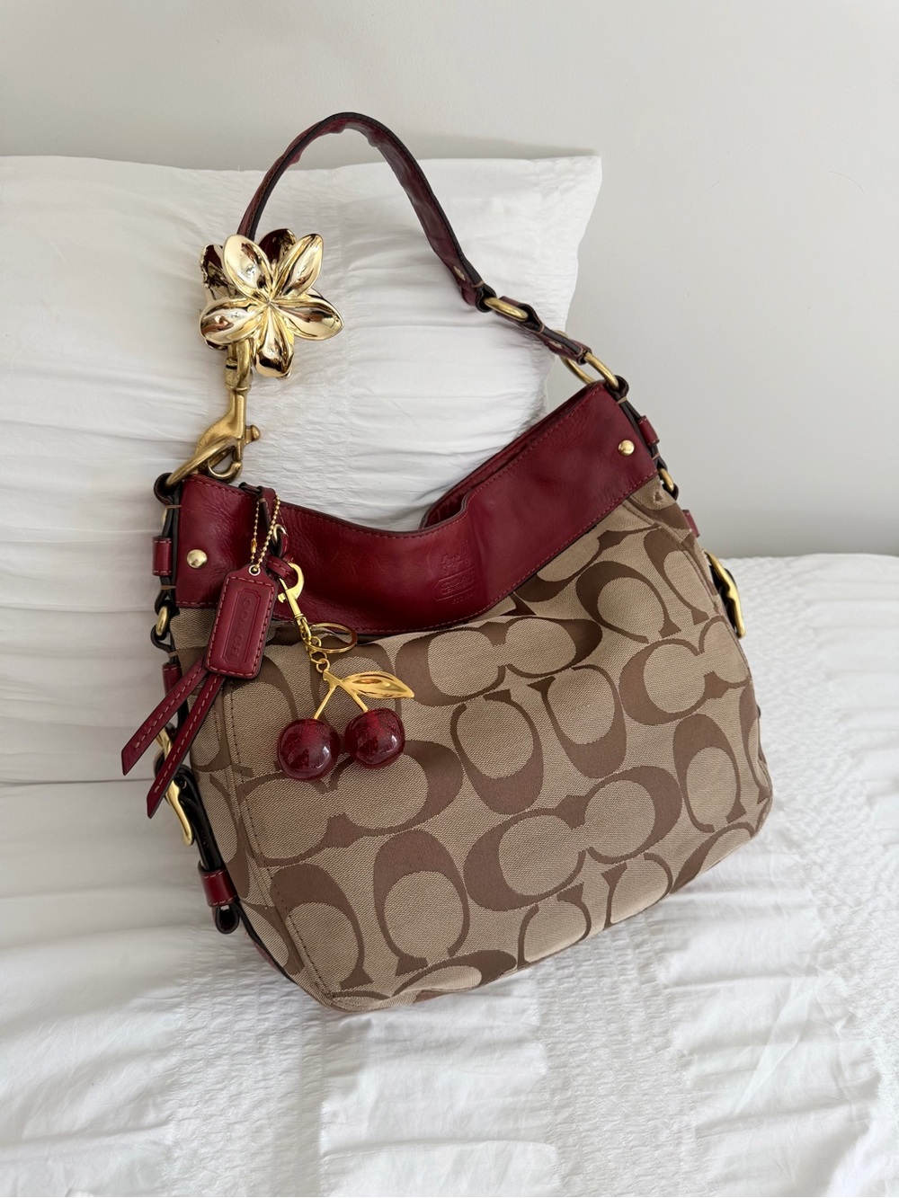 vintage  Coach Zoe Shoulder Bag w/Gold Hardware (Large)